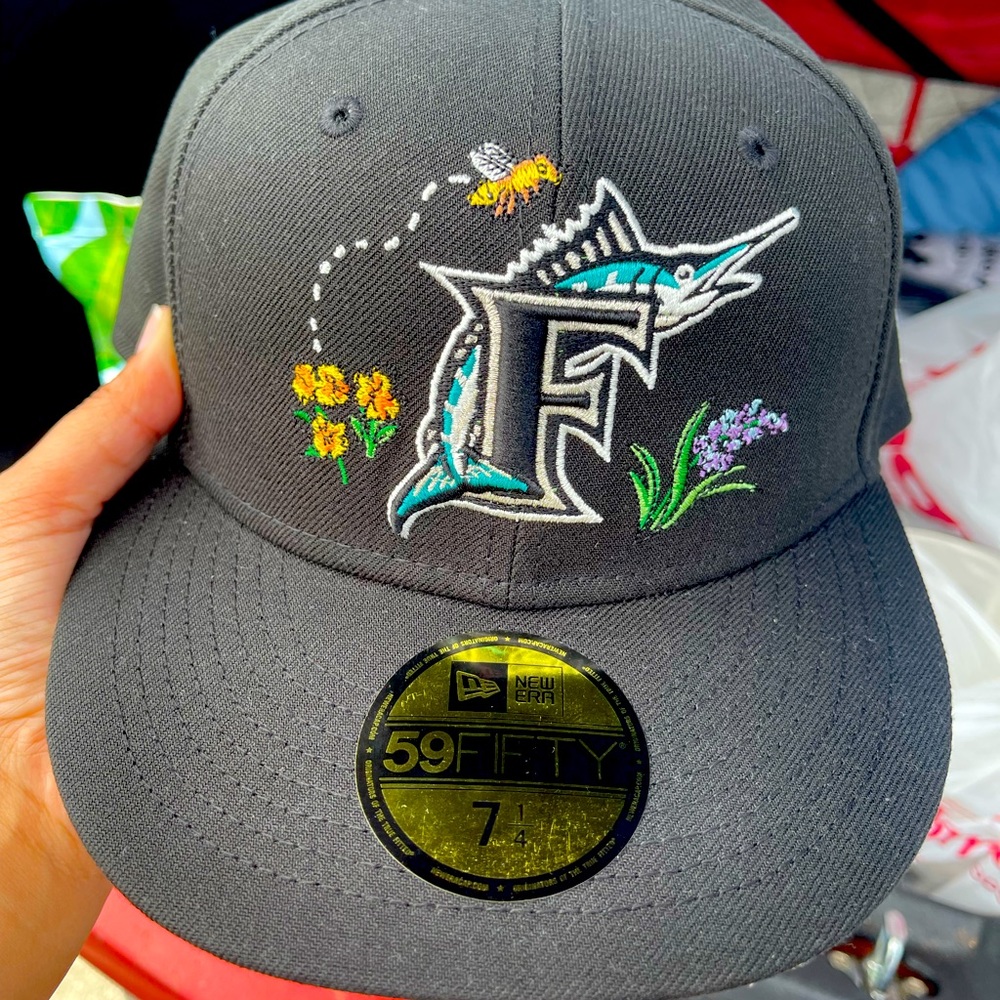 7 1/4 - New Era 5950 Florida Marlins Watercolor Fitted Hat - Black/Flowers/Bee